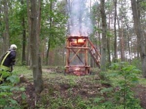Angezündeter Hochsitz mit enormer Waldbrandgefahr / Foto: http://www.ortsfeuerwehr-perleberg.de/einsatz-046-2013-1.html