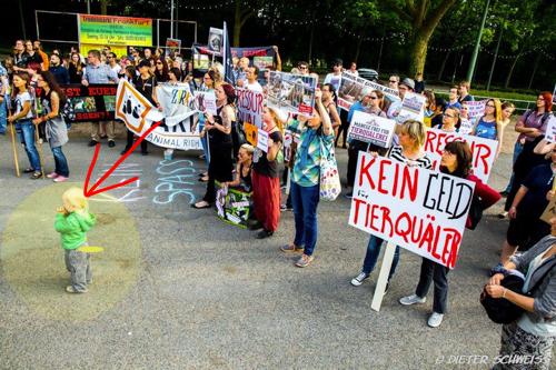 Dieses Kind möchte gern in den Zirkus zu den Elefanten und den Seelöwen, darf aber nicht, da es die radikale Mutter die dieses Kind mit zu dieser Demonstration geschleppt hat verboten hat. https://www.facebook.com/107645022678901/photos/pcb.713690808740983/713689398741124/?type=1&theater