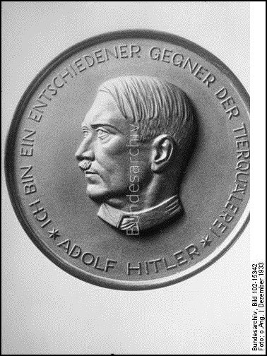 "Adolf-Hitler-Medaille" für besondere Dienste ums Tierwohl - "Ich bin ein entschiedener Gegner der Tierquälerei - Adolf Hitler" - Bild-Quelle: Bundesarchiv